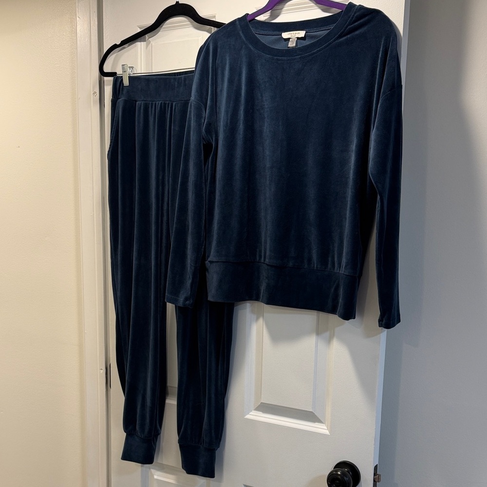 Cable & Gauge Navy Blue Velvet Lounge Set - Top & Jogger Pants